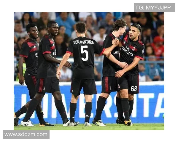 AC米兰迎战克拉约瓦全力争胜展现球队实力与风采